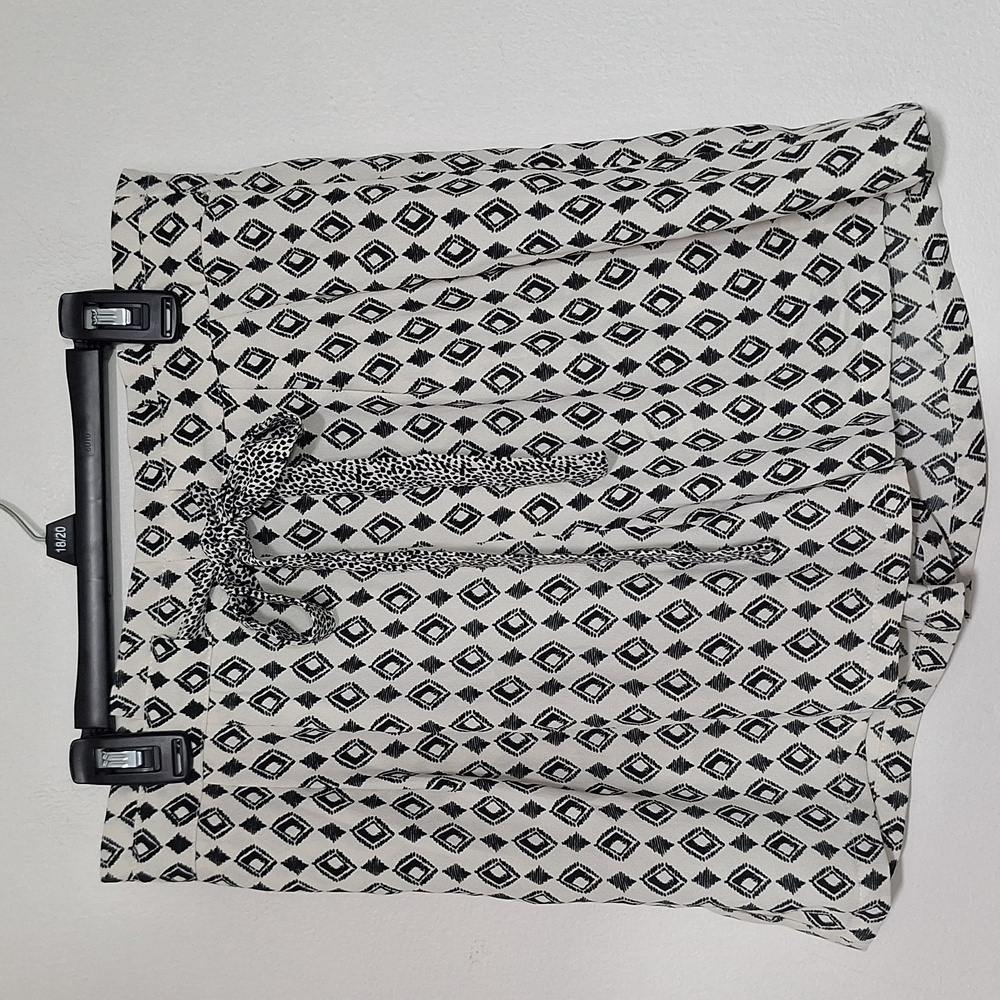 DR2 Black and Cream Shorts Geo Print